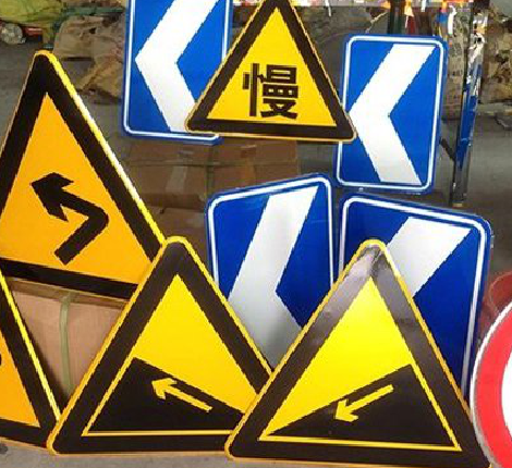 临武标识标牌中颜色的确定是很重要的。